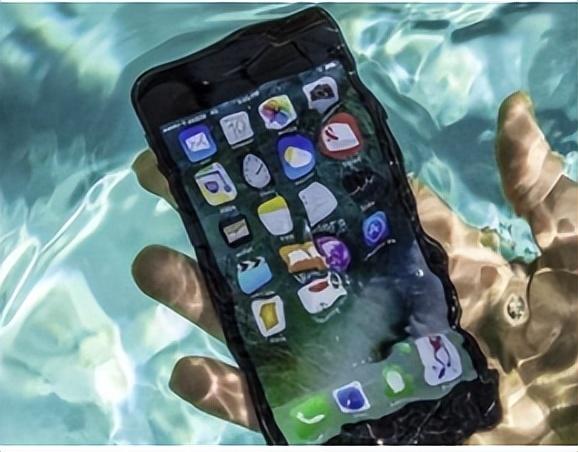 苹果手机进水怎么办比较快比较有效（手机轻微进水了如何处理比较好分享）